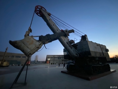 夕阳余晖下的阜新 一座工业城市的记忆与矿山、建筑设备零部件的回响